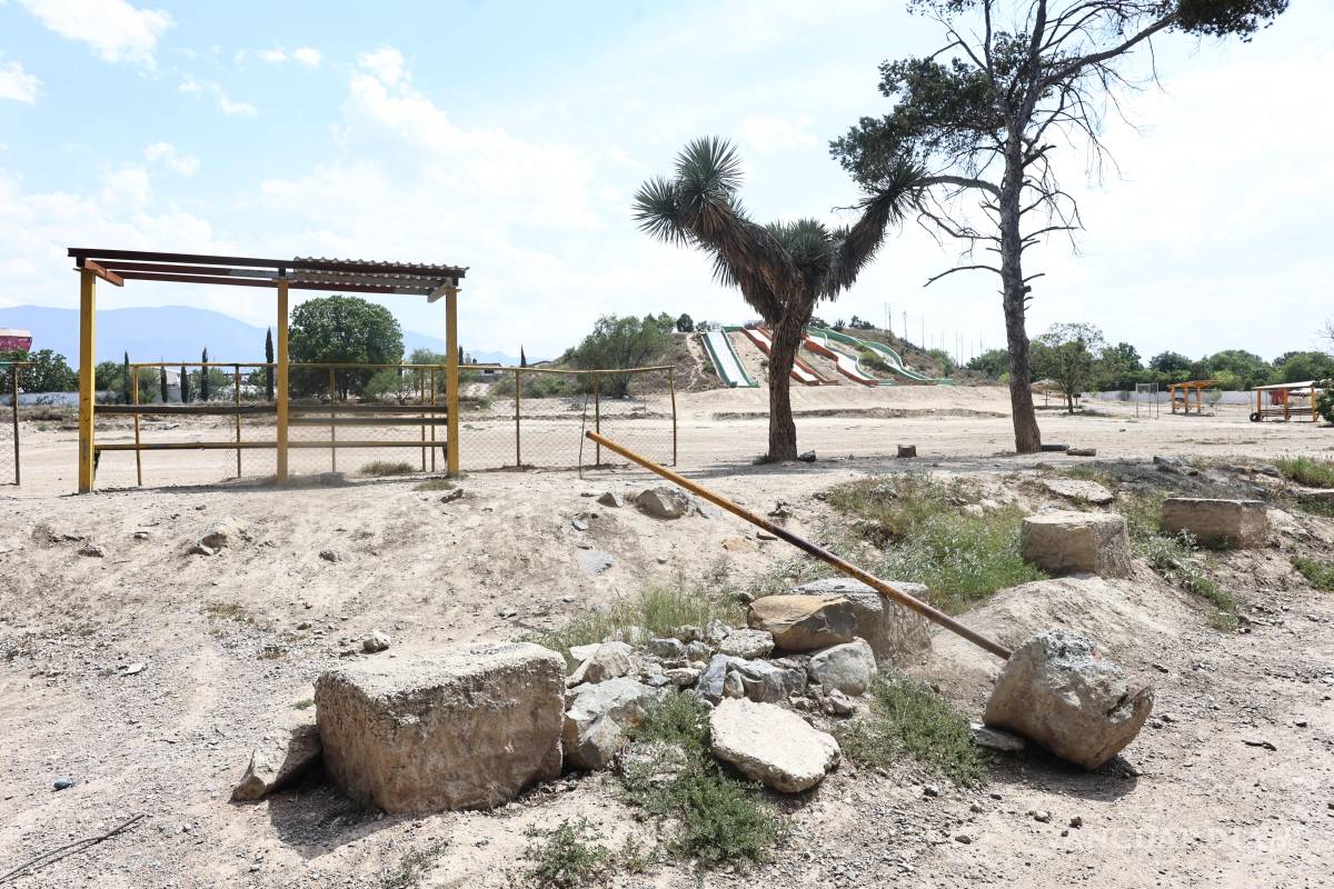 $!En el Ecológico El Paraíso el campo de béisbol luce con las sombras de las tribunas rotas.
