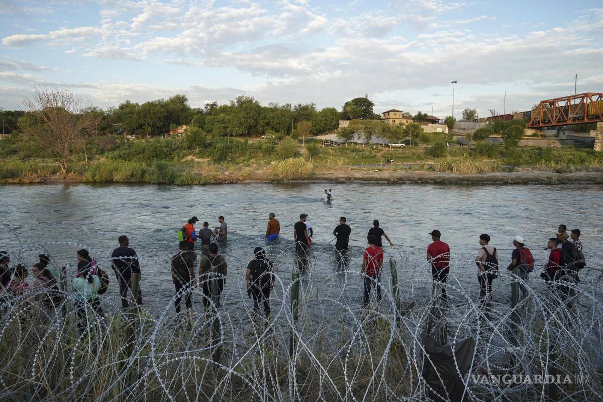 Texas ahora quiere arrestar a los 50 mil migrantes que envió en autobús