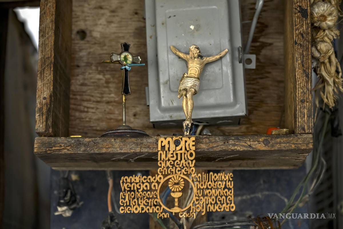 $!Las imágenes religiosas en las vulkanizadoras son parte de la fe de sus trabajadores.