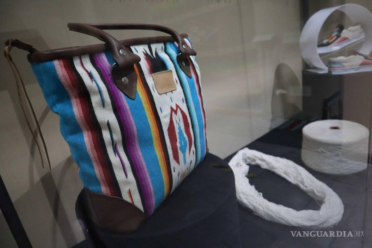 $!El Sarape de Saltillo se reinventa como pieza de arte moderno y de diseño de moda