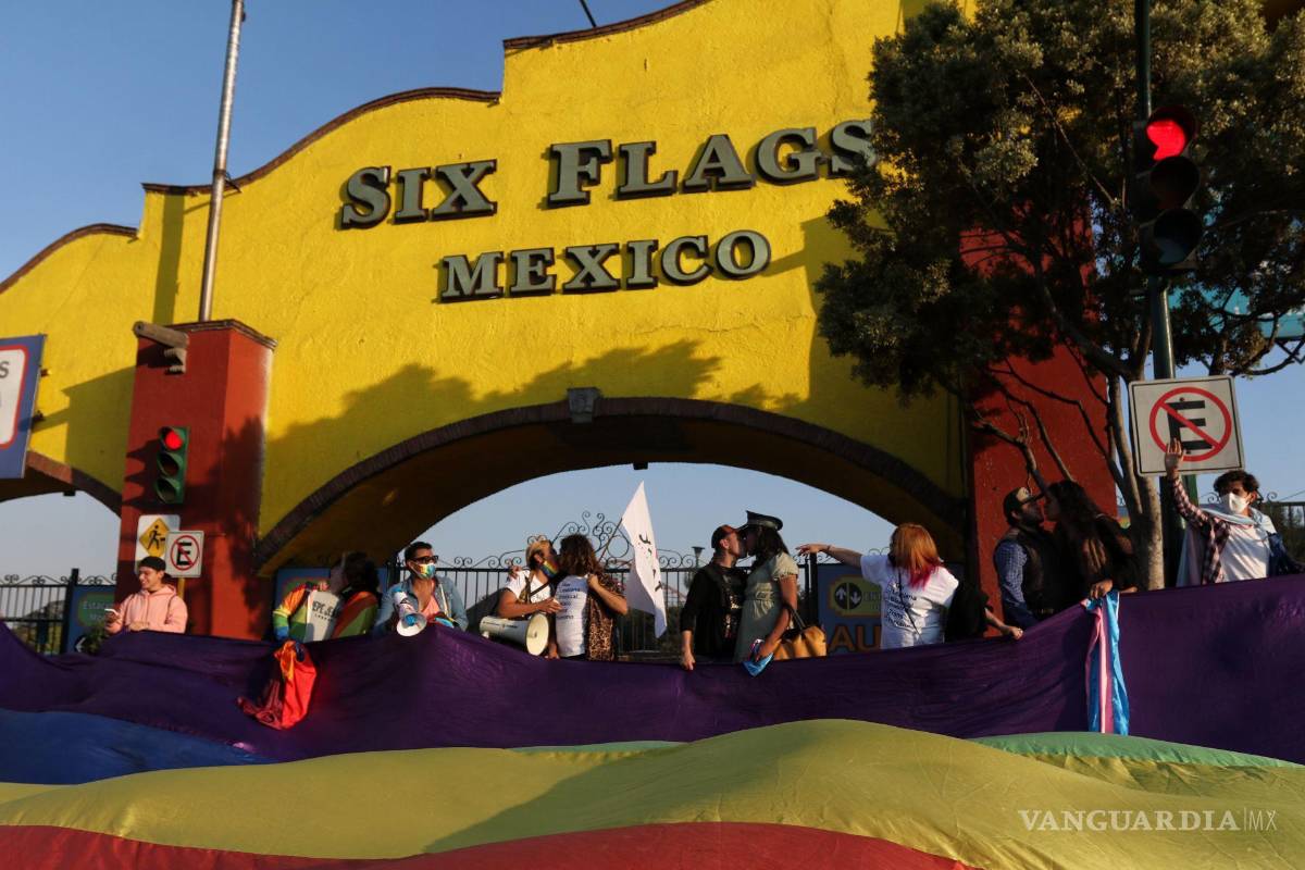 Protestan con besos afuera de Six Flags México por discriminación a pareja gay; Copred atraerá caso