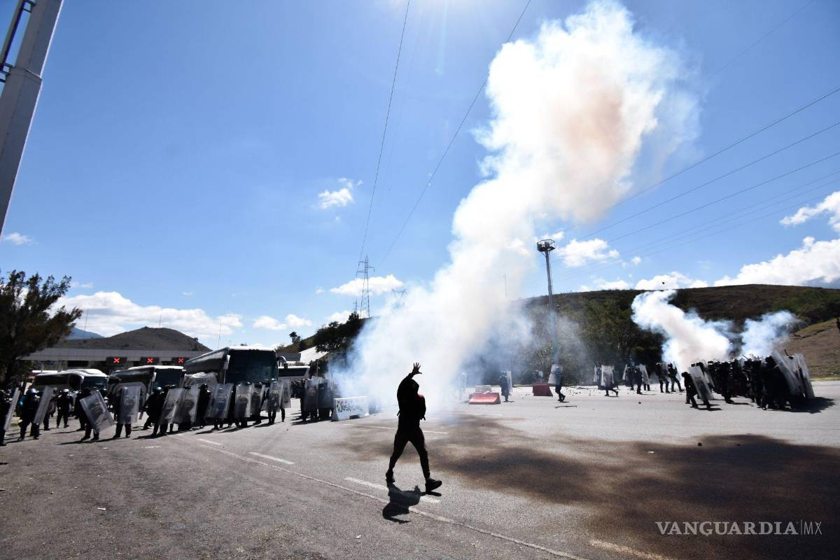 ¡No trae conductor! así ocurrió el ataque de Normalistas con un tráiler a Guardia Nacional