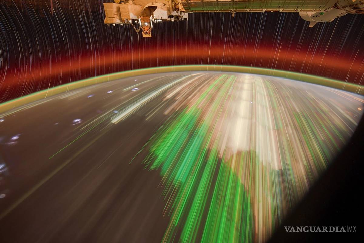 $!En la imagen se ven vetas verdes de las luces que usan los barcos pesqueros en la costa de Tailandia para atraer calamares.