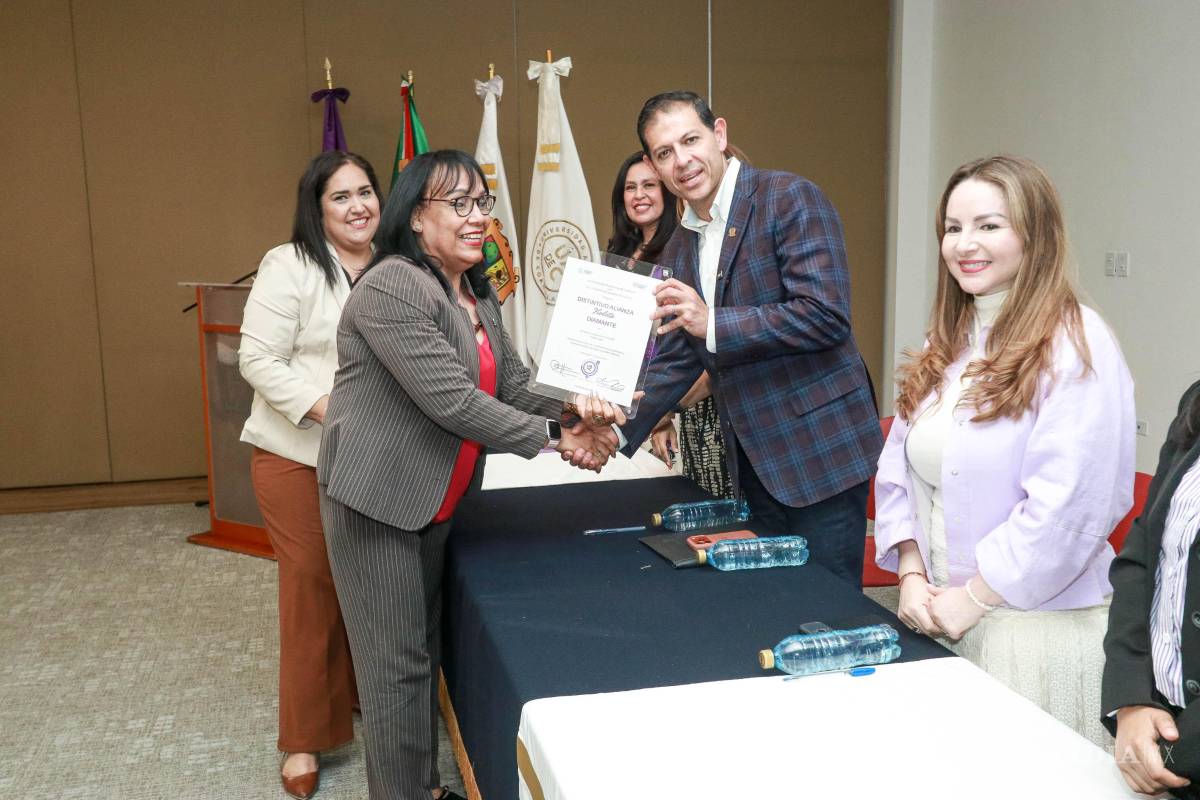 $!La Escuela de Ciencias de la Comunidad Unidad Laguna recibió el distintivo Diamante.