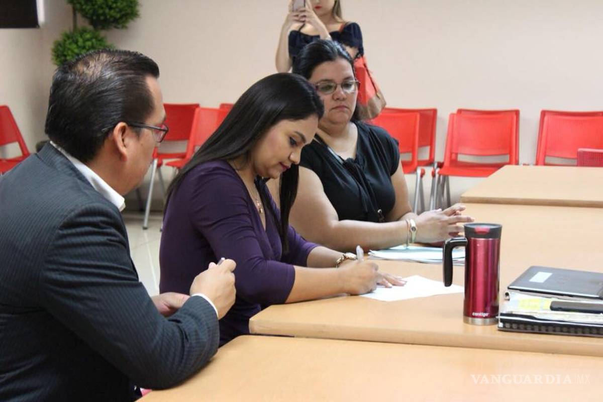 Se registra esposa de exdirector de FCA de la UAdeC para contender por este mismo cargo