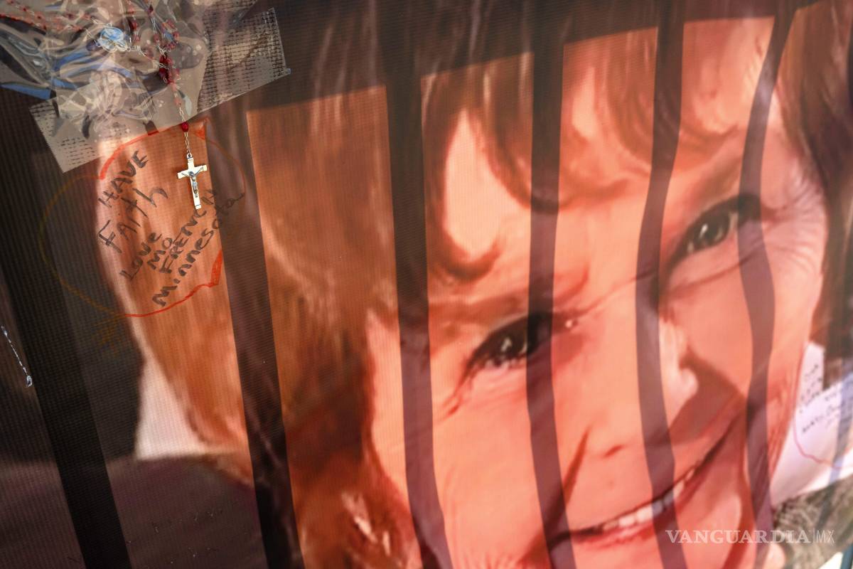 $!Una pancarta con mensajes de cientos de personas en apoyo a Nancy Guthrie, la madre desaparecida de Savannah Guthrie se exhibe frente a la sala de redacción de KVOA.