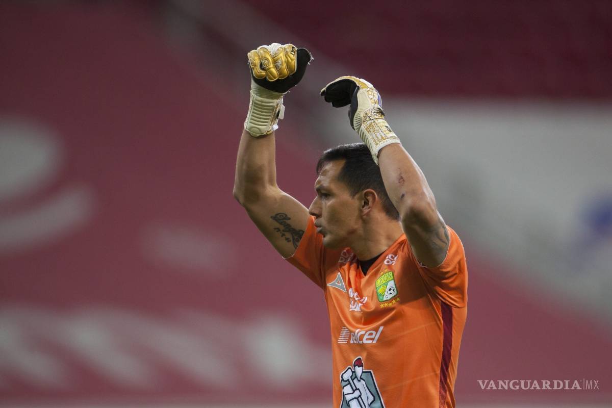 Mientras la afición lo amenaza, presidente del León defiende a Rodolfo Cota