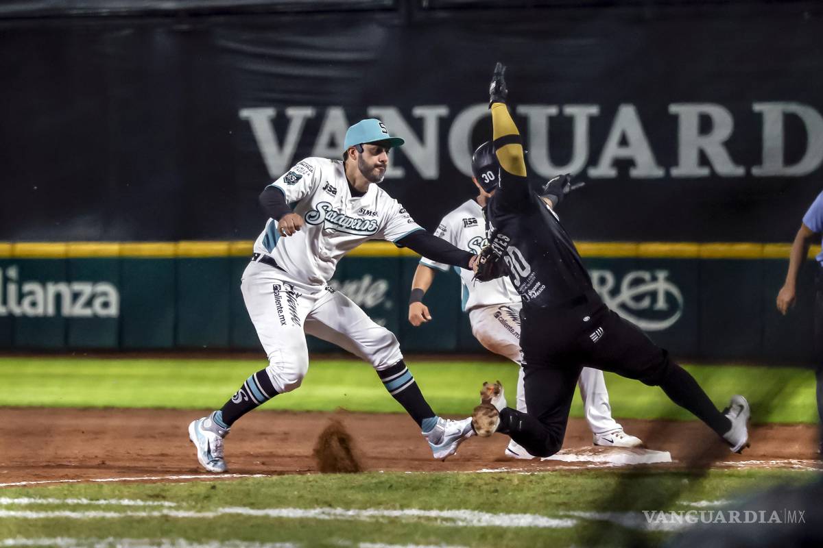 $!Saraperos de Saltillo venció 12-11 a Rieleros de Aguascalientes en un juego de volteretas que se extendió a entradas extra en el Estadio Francisco I. Madero.