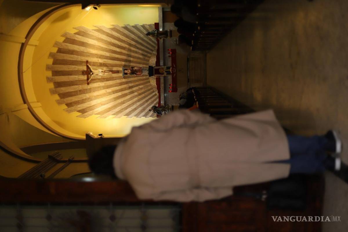 Realizan bendición de gargantas en Saltillo; ‘también es vacuna contra el COVID-19’, dicen feligreses