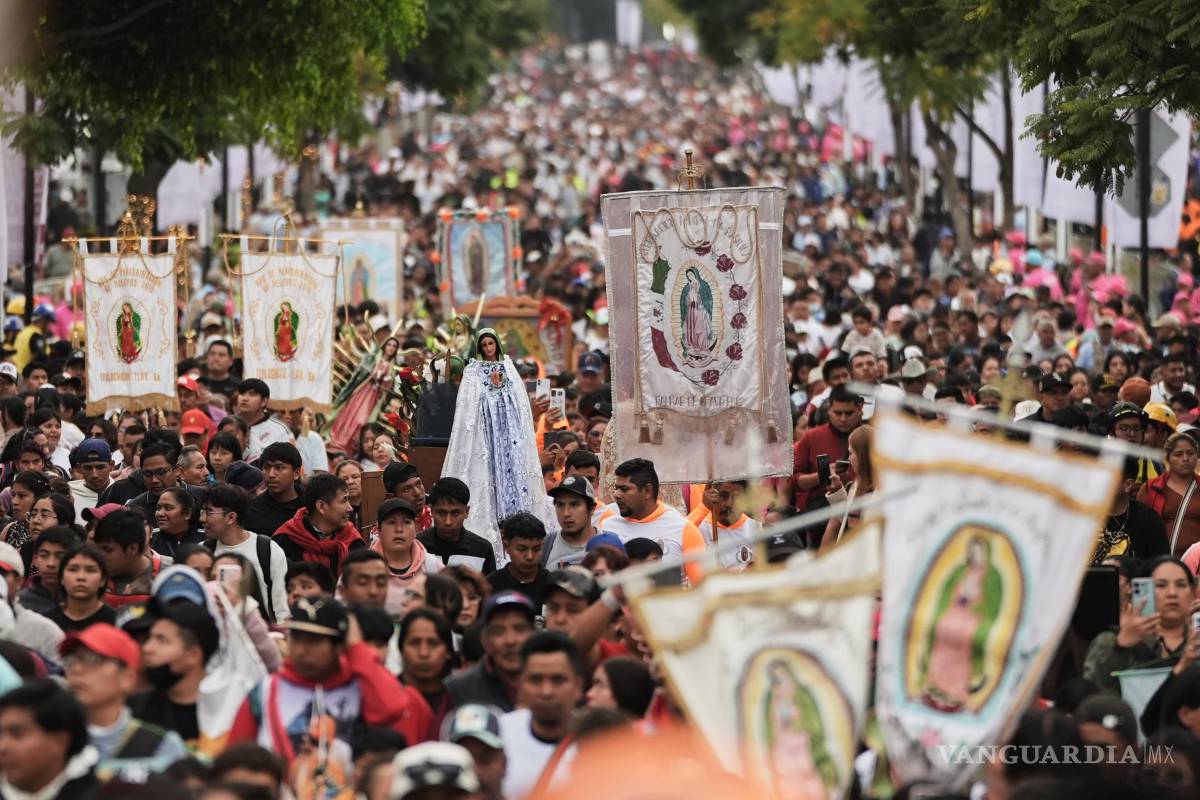 $!Peregrinos llegan a la basílica de la Virgen de Guadalupe, en la Ciudad de México, el 11 de diciembre de 2025, en la víspera del día de su fiesta.