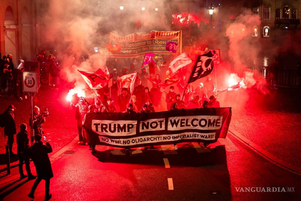 $!Manifestantes sostienen una pancarta con la leyenda “Trump no es bienvenido” durante una protesta contra el Foro Económico Mundial de Davo.