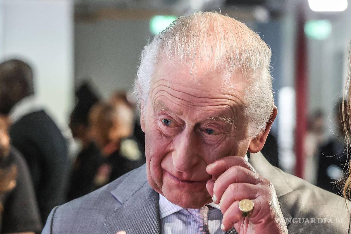 $!El rey Carlos III de Gran Bretaña reacciona durante una exposición que celebra la innovación británica sostenible en la Semana de la Moda de Londres 2026.