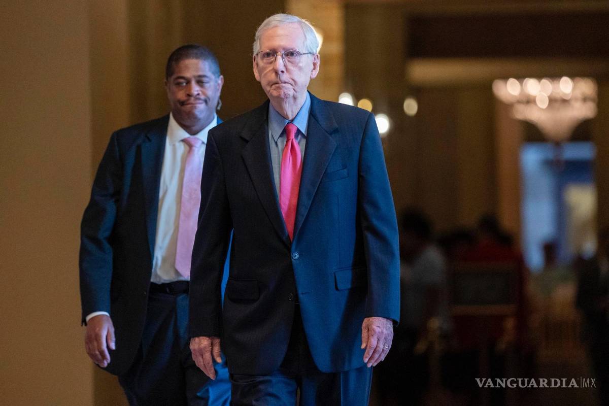 $!El líder de la minoría del Senado, Mitch McConnell, camina desde su oficina hasta el pleno del Senado en el Capitolio de los Estados Unidos en Washington.