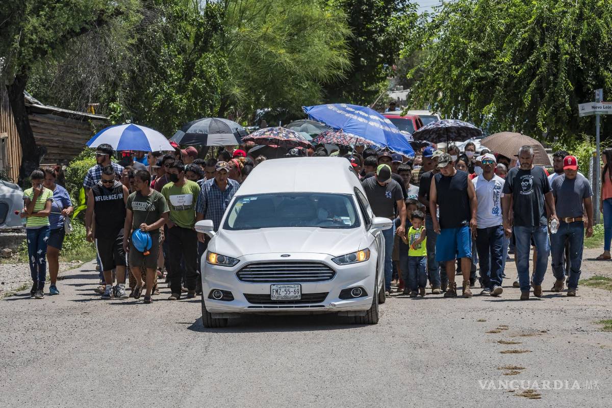 $!Leopoldo comenzó a trabajar en las minas desde que era menor de edad. Su papá, JOsé Humberto Méndez Flores, también minero, encabezó el cortejo fúnebre de su hijo en Minerías.