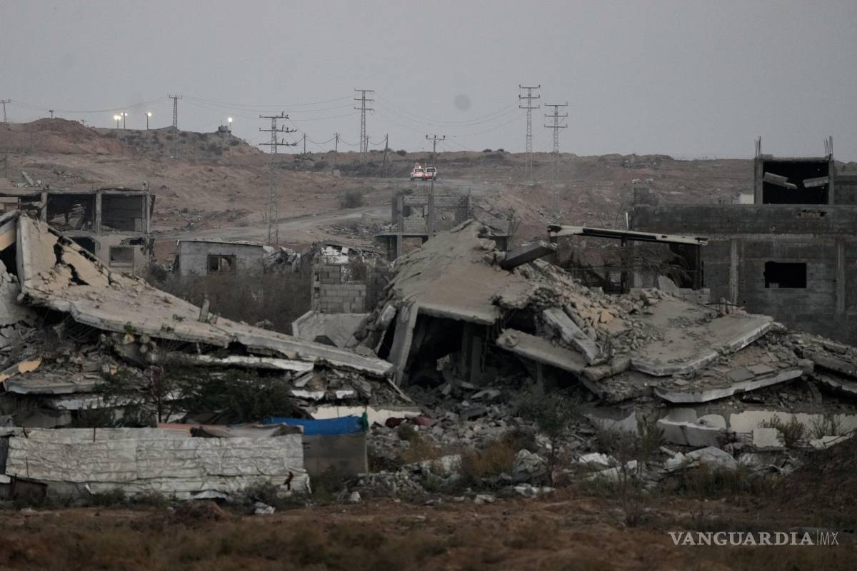 $!Vehículos de la Cruz Roja que trasladan los restos de dos rehenes entregados por Hamás, se dirigen al cruce fronterizo de Kissufim, para su entrega a las autoridades israelíes, en Deir al-Balah.