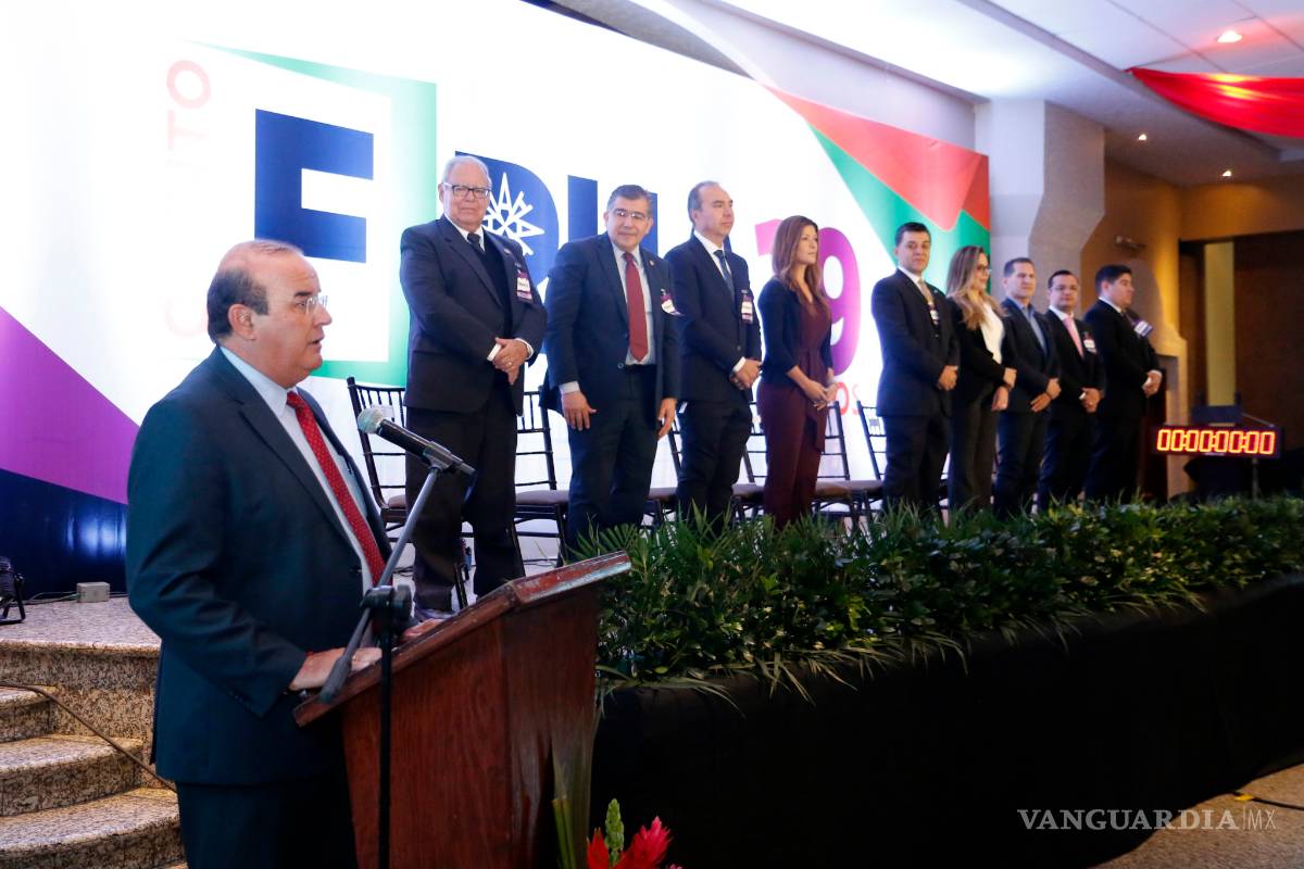 Presenta ARHCOS nuevo presidente: Elías Martínez