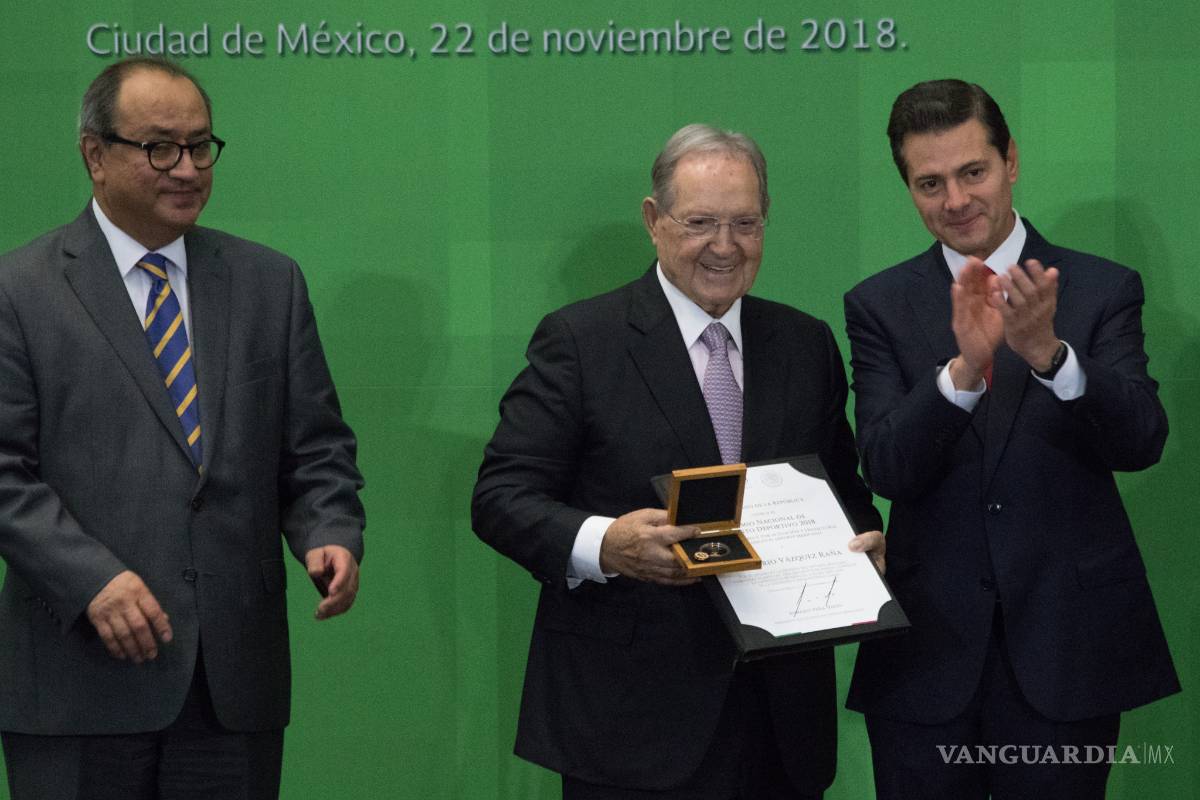 $!Entrega EPN el Premio Nacional del Deporte al 'Canelo' Álvarez y a Alegna González