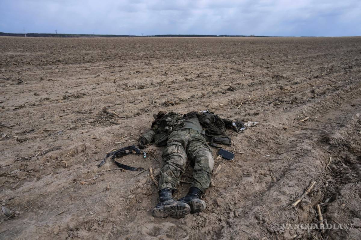 $!Un soldado ruso durante los combates contra el ejército ucraniano yace en un campo de maíz en Sytnyaky, a las afueras de Kiev, Ucrania.