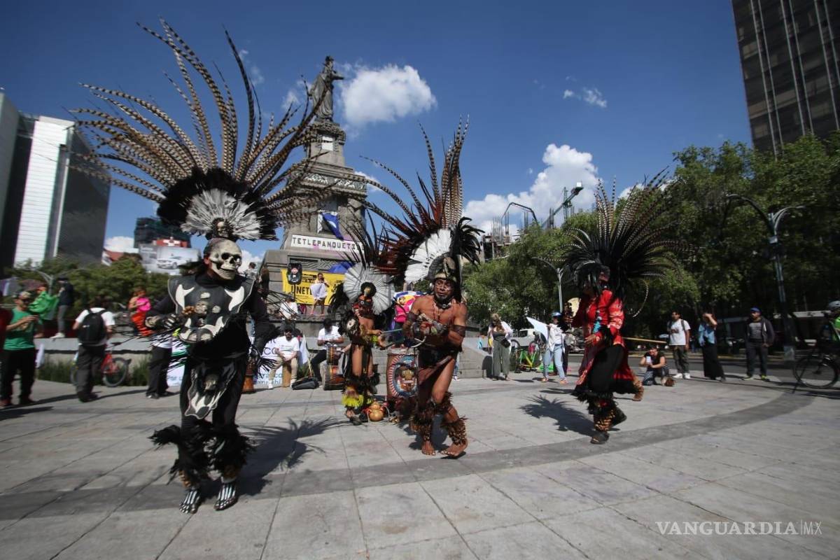 $!Celebración del Día internacional de la madre tierra que realiza Okupa por la Tierra Acción Ciudadana Pacífica en el Monumento a Cuauhtémoc en CDMX.