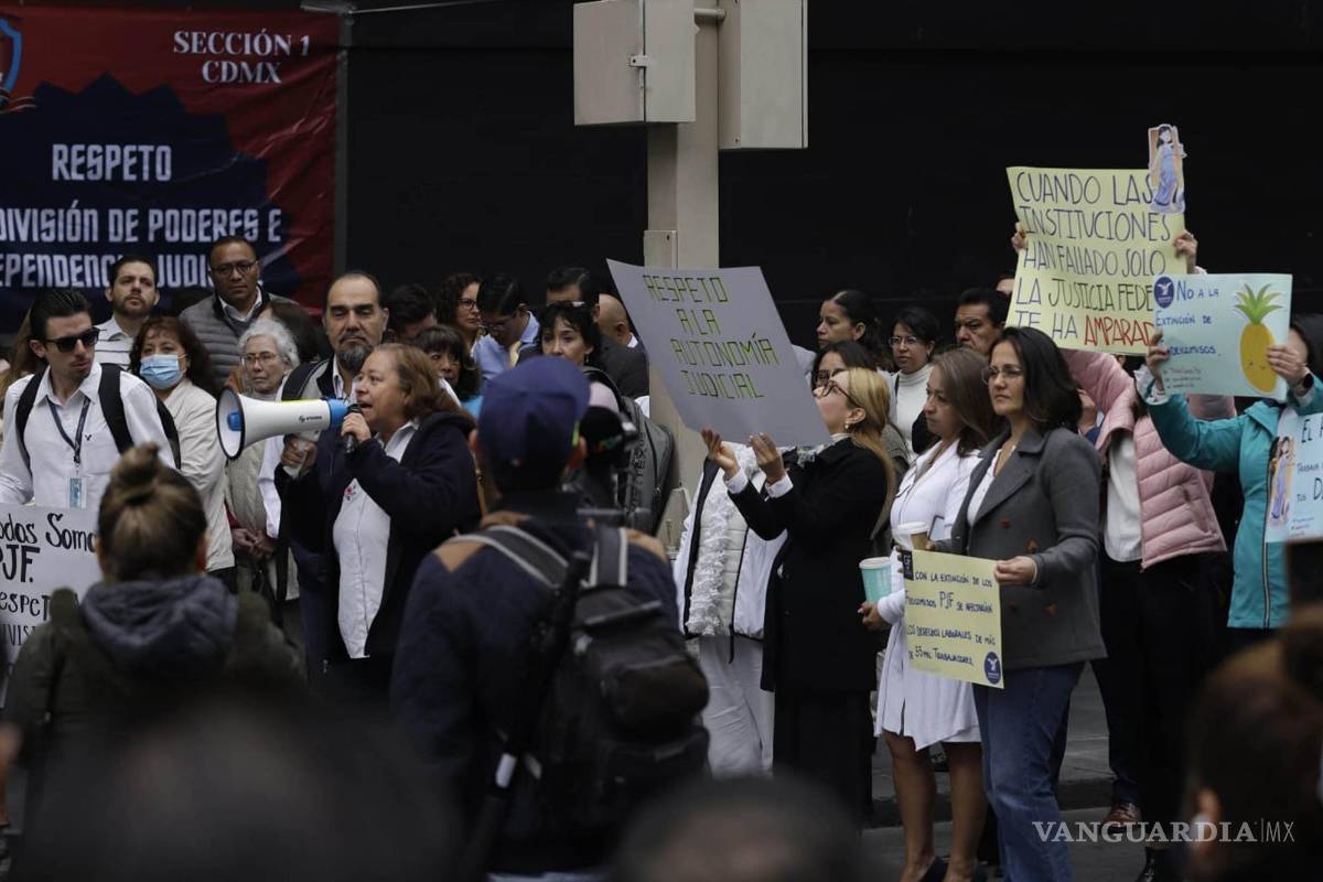 $!Manifestación de trabajadores de la Suprema Corte de Justicia de la Nación para exigir derechos laborales y contra la desaparición de 13 fideicomisos.