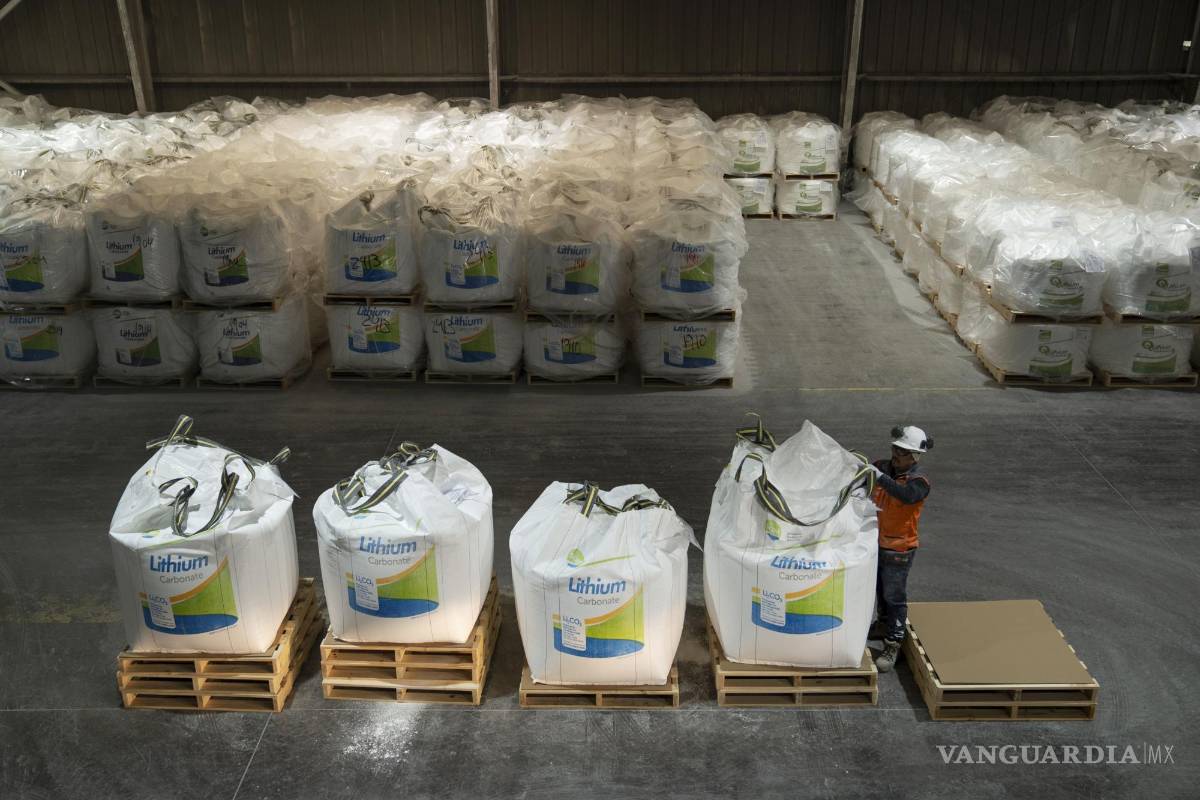 $!Un operario mientras trabaja en el envasado de carbonato de litio en la planta de Litio de la Sociedad Química y Minera de Chile (SQM) en el Salar de Atacama.