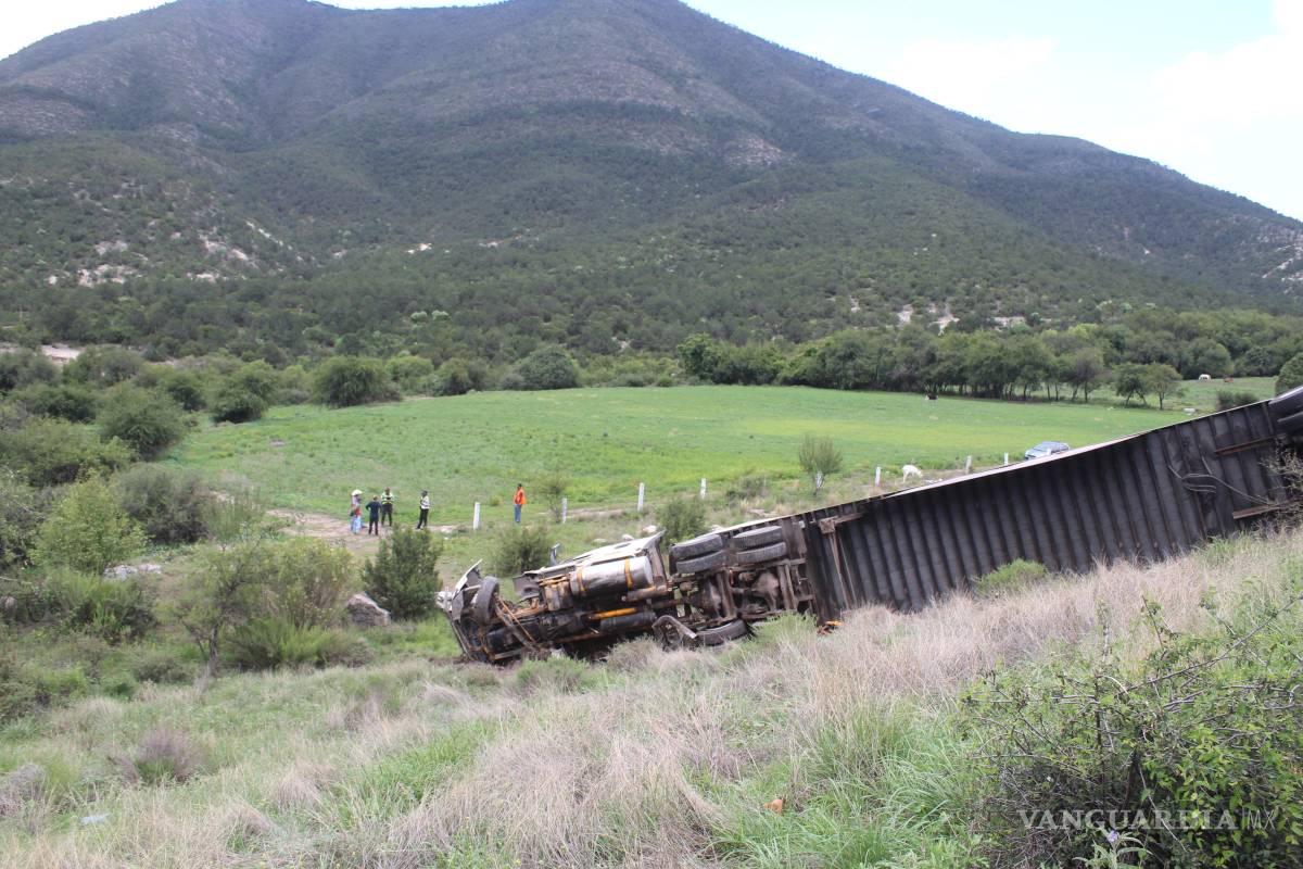 Tráiler cae 60 metros en la carretera 57, en Los Chorros; conductor resulta herido