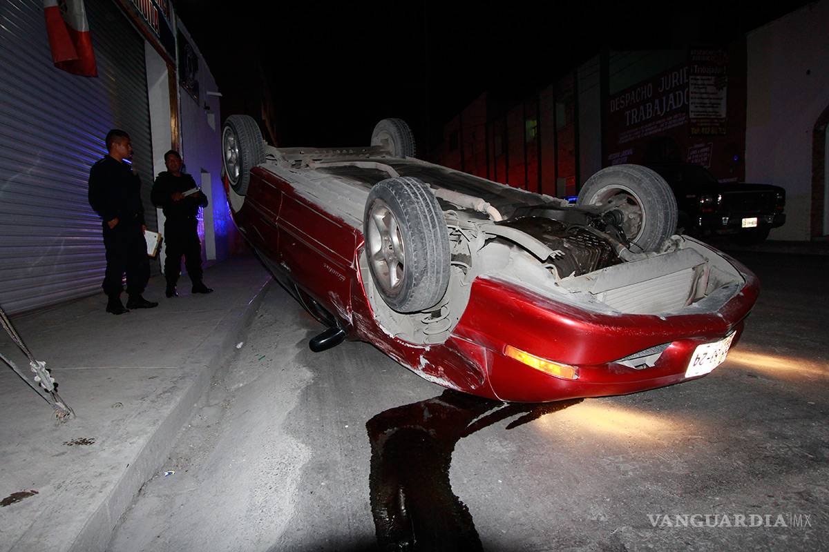 $!Vuelca en pleno centro de Saltillo