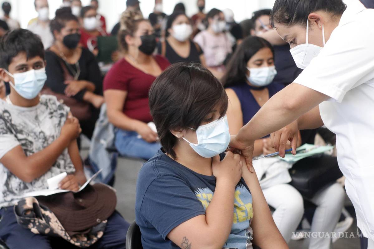 Se agotan vacunas anticovid en Saltillo y Arteaga en tres horas; quedan cientos en la fila