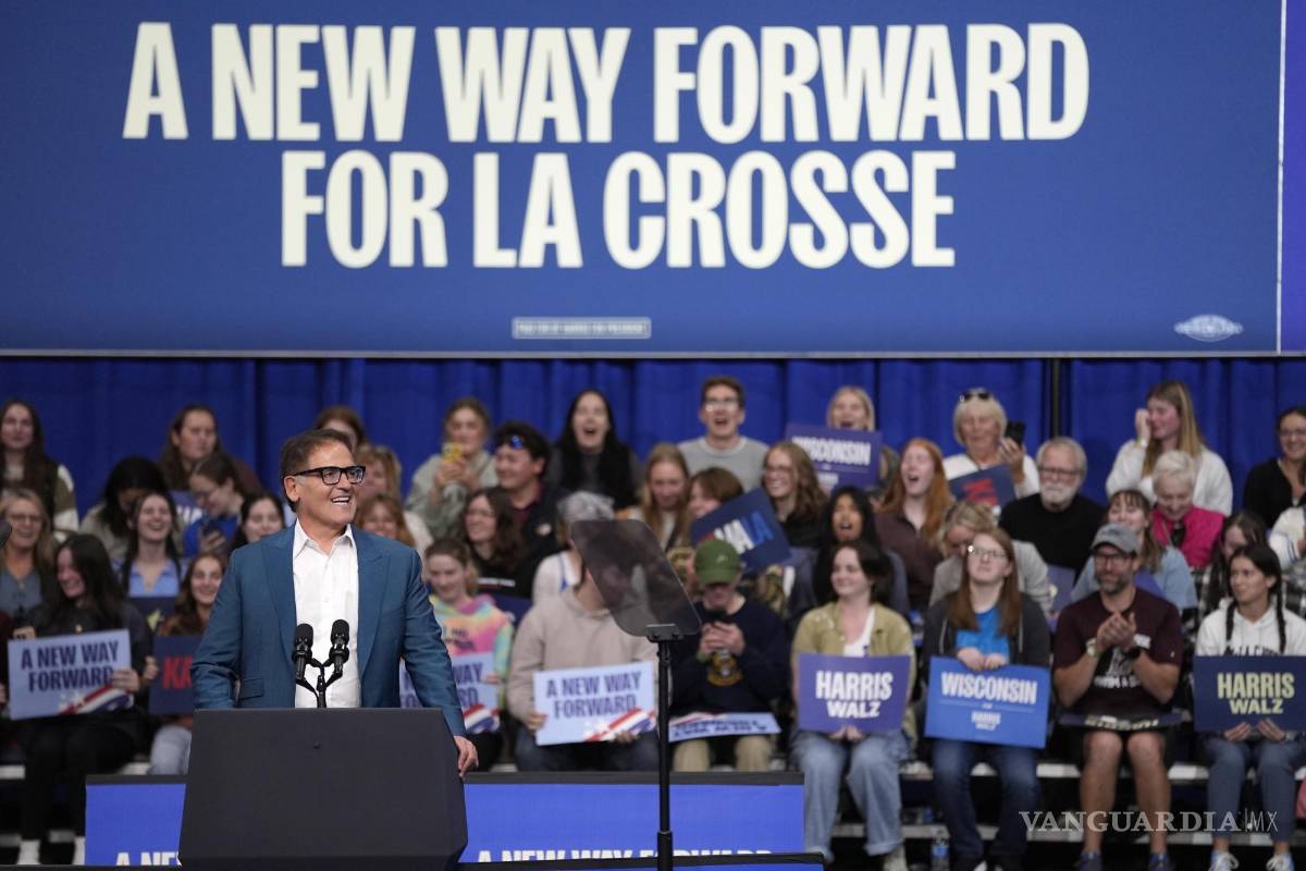 $!Mark Cuban habla en un mitin de campaña para la candidata presidencial demócrata, la vicepresidenta Kamala Harris, en la Universidad de Wisconsin.