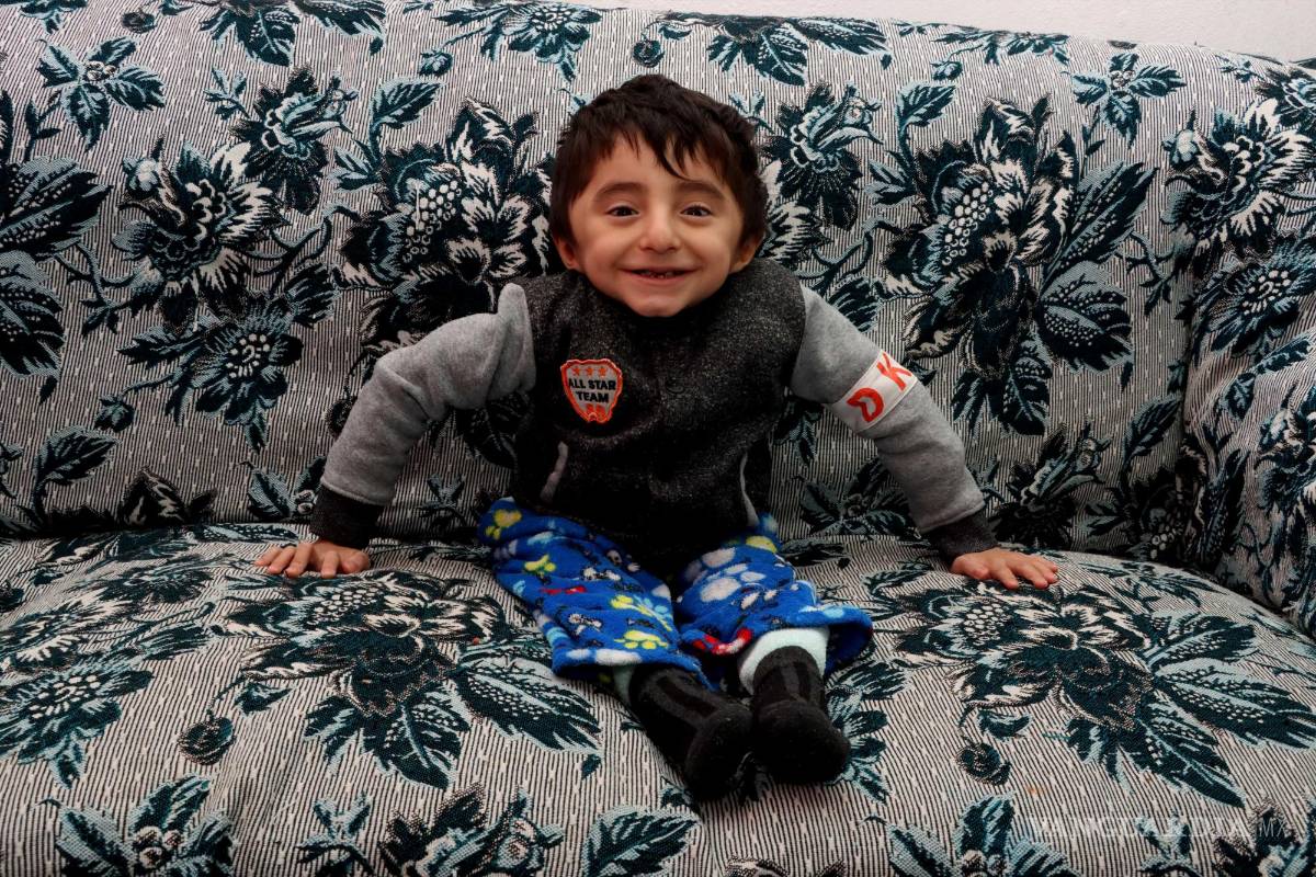 $!Este viernes 11 de febrero la presidenta honoraria del DIF de Ramos Arizpe, Ana Lucía Cavazos, habló con el señor José para ofrecerle los vuelos a la Ciudad de México para él, el pequeño Noé y un traumatólogo.