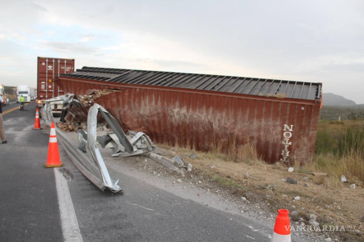 Vuelca trailero y destruye valla perimetral, en Saltillo