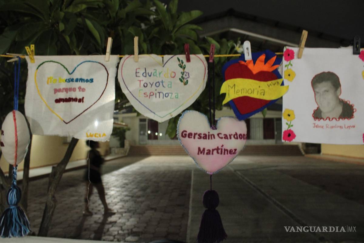 $!El bordado de corazones y nombres de desaparecidos, es una herramienta de memoria, para recordarle al Estado que está desaparecido.