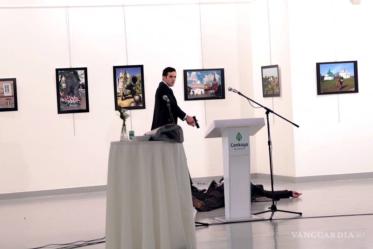 Nuevo video muestra cómo el policía turco esperó el momento justo para asesinar al embajador ruso