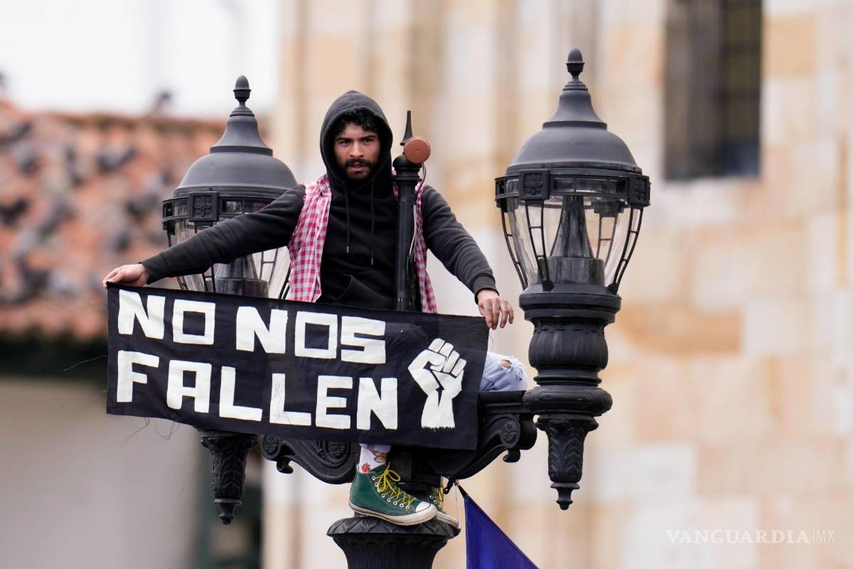 $!Un partidario del presidente de Colombia, Gustavo Petro, muestra un cartel que dice “No nos defraudes” antes de su ceremonia de juramentación en Bogotá.