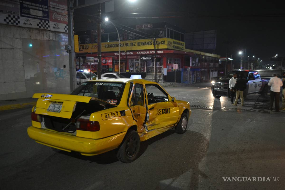 Ignora un rojo y causa accidente en Zona Centro de Saltillo