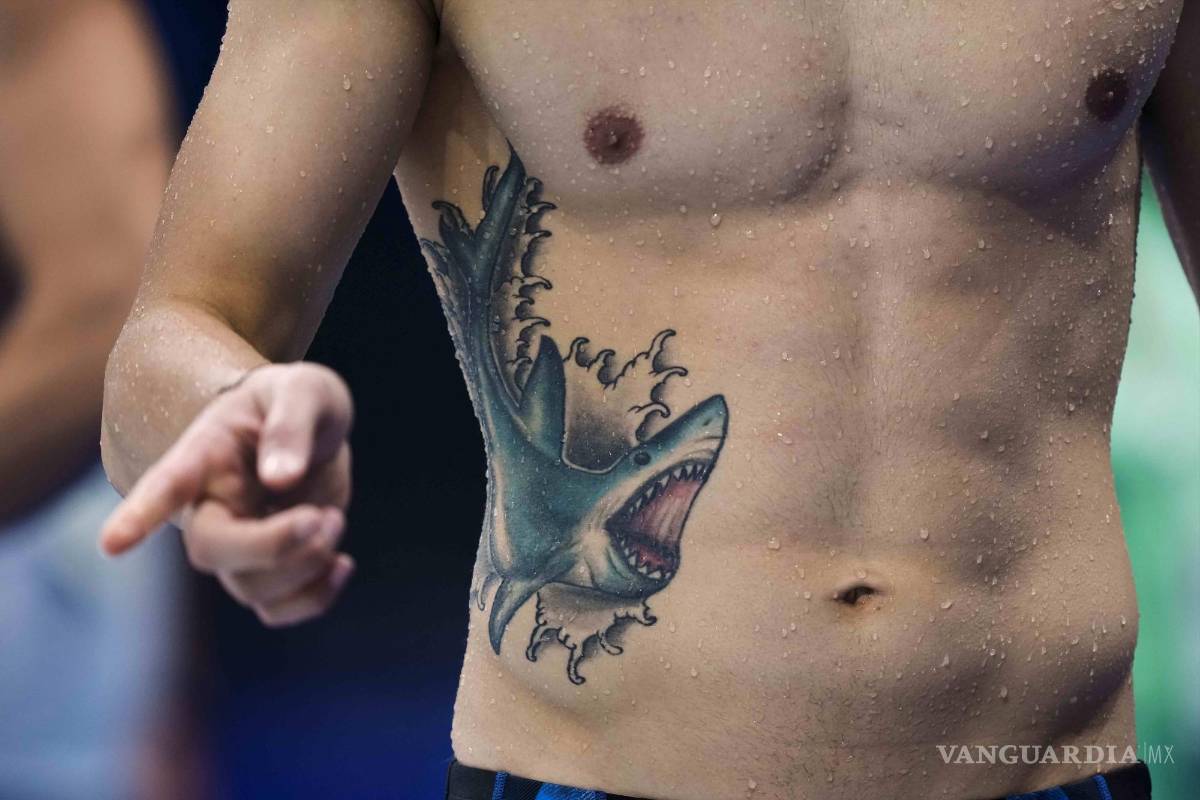 $!Un nadador hace un gesto durante una sesión de entrenamiento en la sede del Centro Acuático de Tokio. (Foto AP / Martin Meissner)