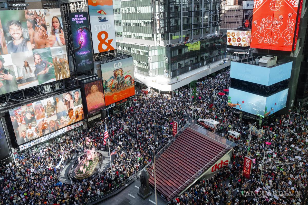 $!Miles de manifestantes llenan Times Square durante una protesta “Sin Reyes” en Nueva York.