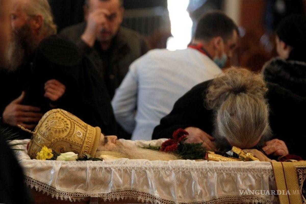 Miles dan 'último beso' a arzobispo, pese a que murió de COVID-19