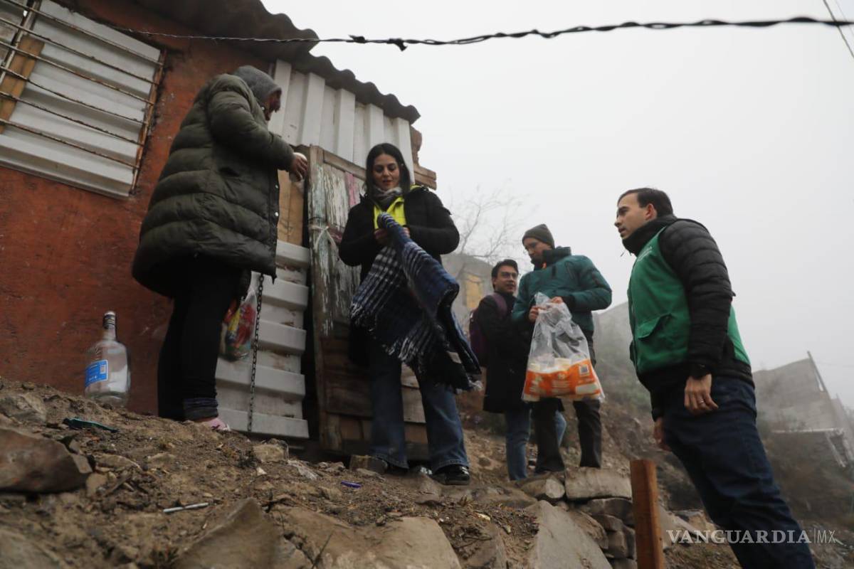 $!Vecinos de la colonia Héroe de Nacozari se vieron beneficiados con el reparto de cobertores.