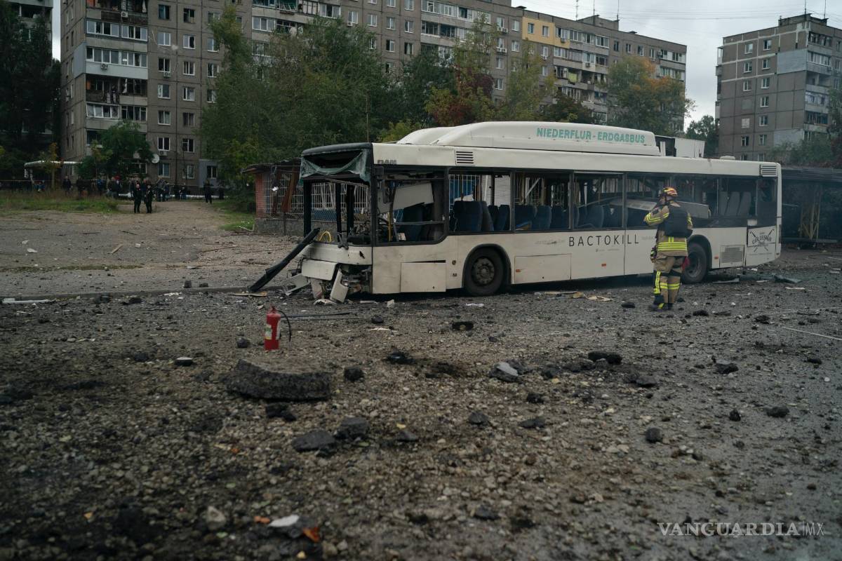 $!Un bombero junto a un autobús dañado tras un ataque ruso en Dnipro, Ucrania.