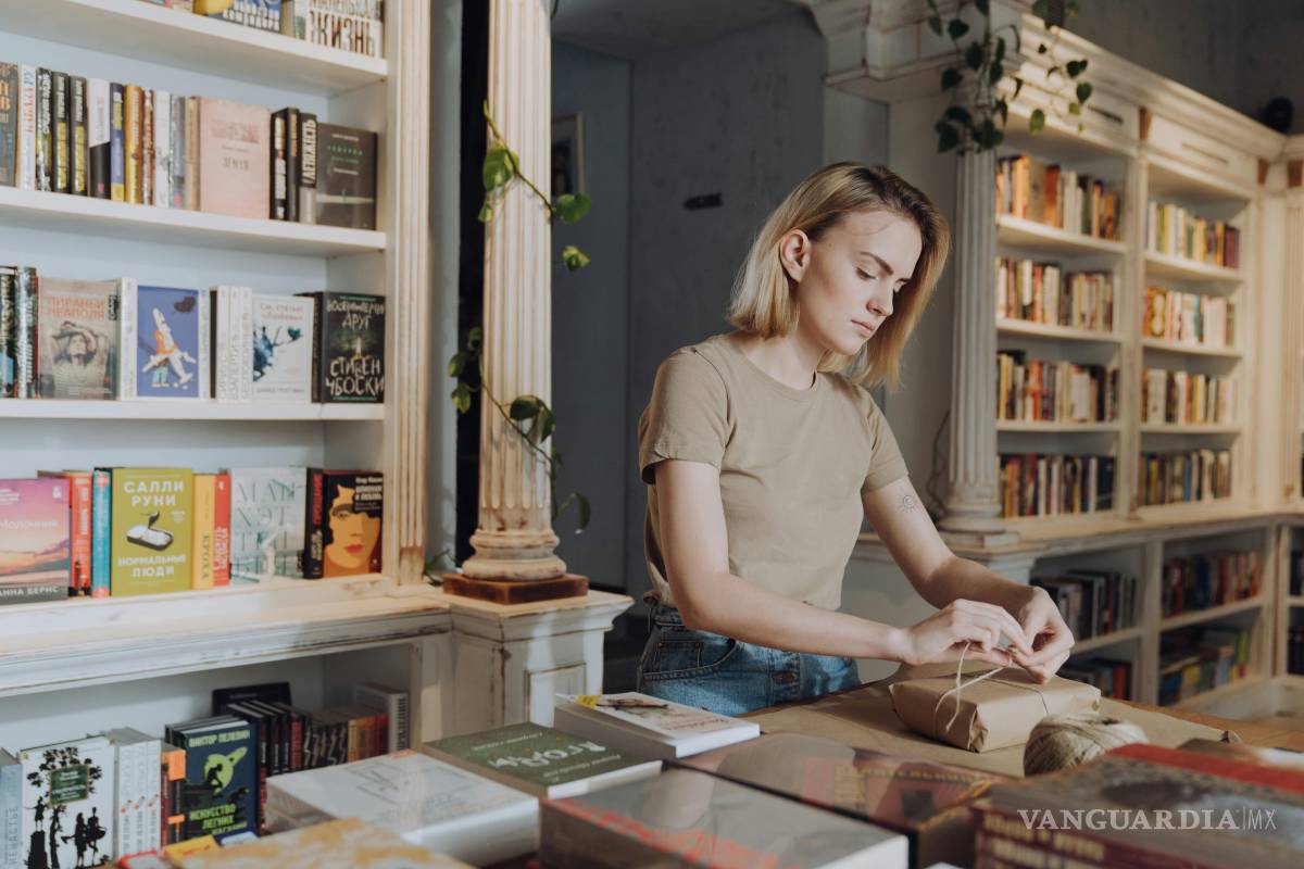 $!Envolver paquetes y ordenar libros con calma son tareas que pueden contribuir a la relajación sin pretensiones.