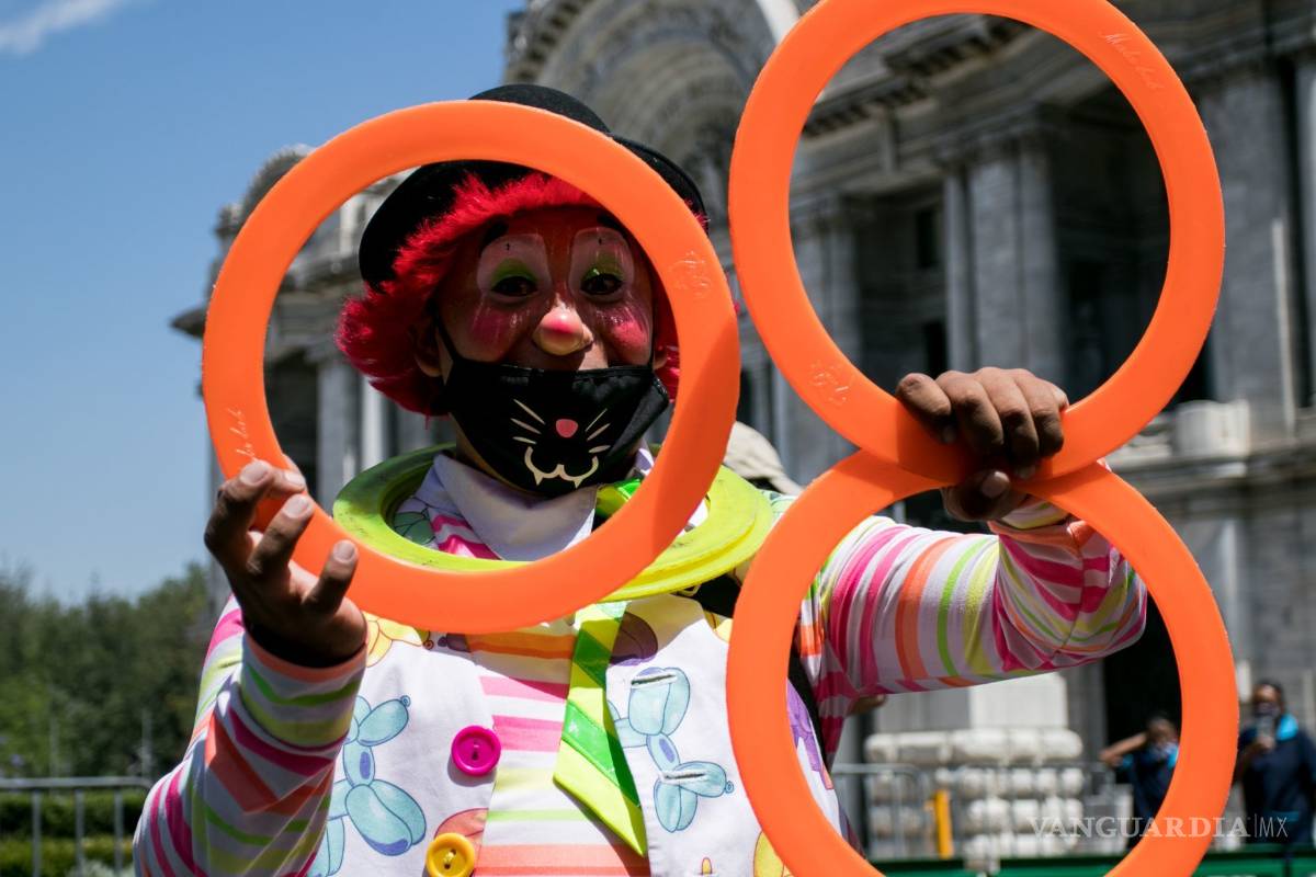 $!Payasos, músicos y botargueros se manifiestan en la CDMX; piden ser incluidos en apoyos del gobierno