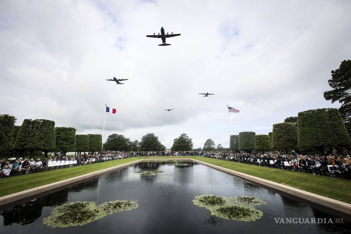 $!Aviones vuelan sobre el cementerio estadounidense durante una ceremonia por el 81 aniversario del desembarco del Día D en Colleville-sur-Mer, Normandía.