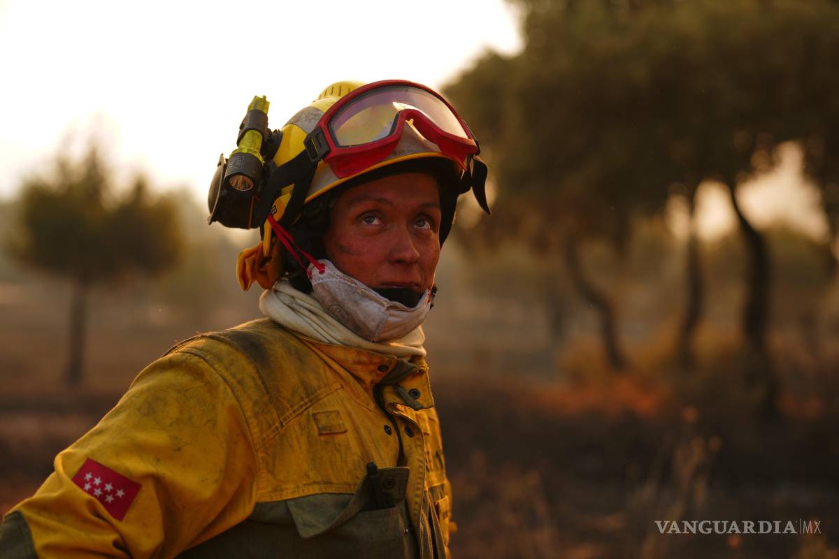 $!Una mujer bombero combate un incendio forestal en San Martín de Valdeiglesias, el domingo 26 de julio de 2026, al oeste de Madrid, España.