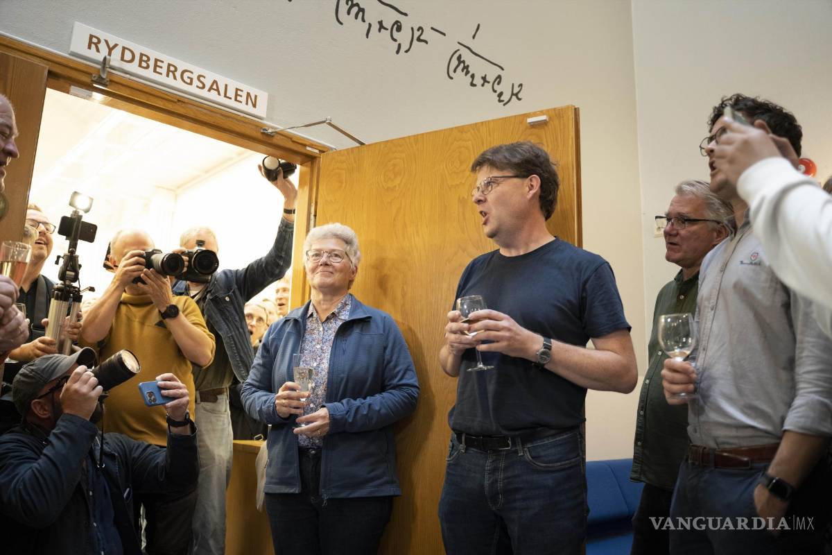 $!Anne L’Huillier, una de las ganadoras del Nobel de Física, celebra con estudiantes y colegas en la Universidad de Lund, en Lund, Suecia.