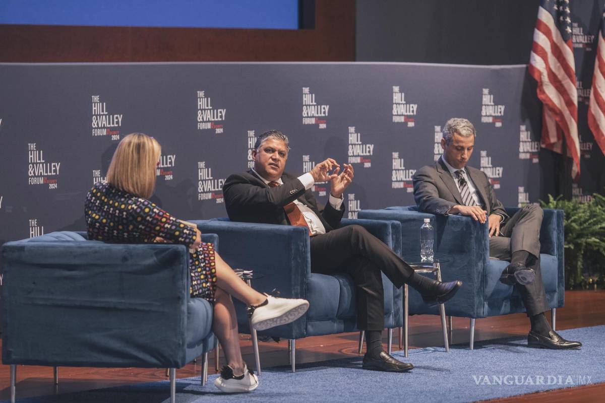 $!Nand Mulchandani, director de tecnología de la CIA, al centro, durante un foro en el Capitolio, en Washington, el 1.° de mayo de 2024.