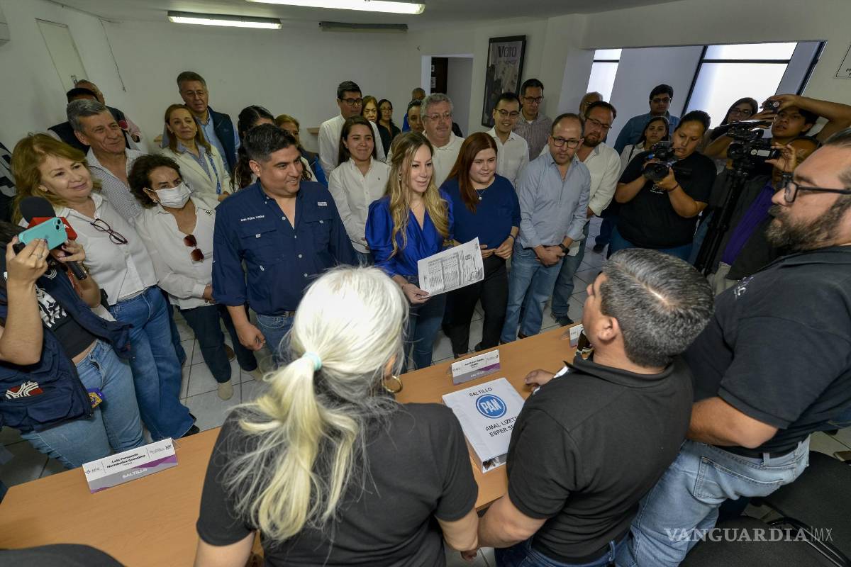 $!Amal Esper, junto a su equipo, presenta su candidatura a la alcaldía de Saltillo, asegurando estar lista para el desafío electoral.