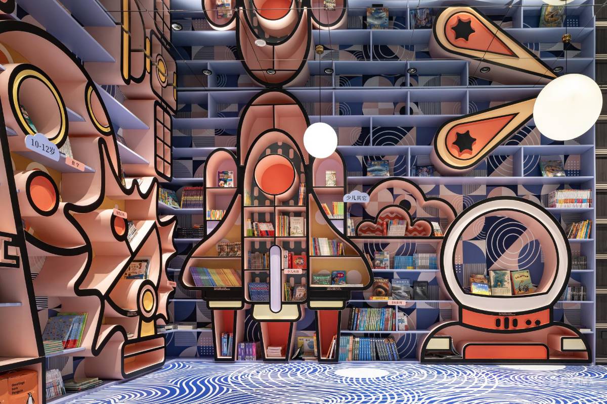 $!Libreria Zhongshuge, en Huai'an. Estanterías con libros infantiles decoradas con derroche de creatividad.
