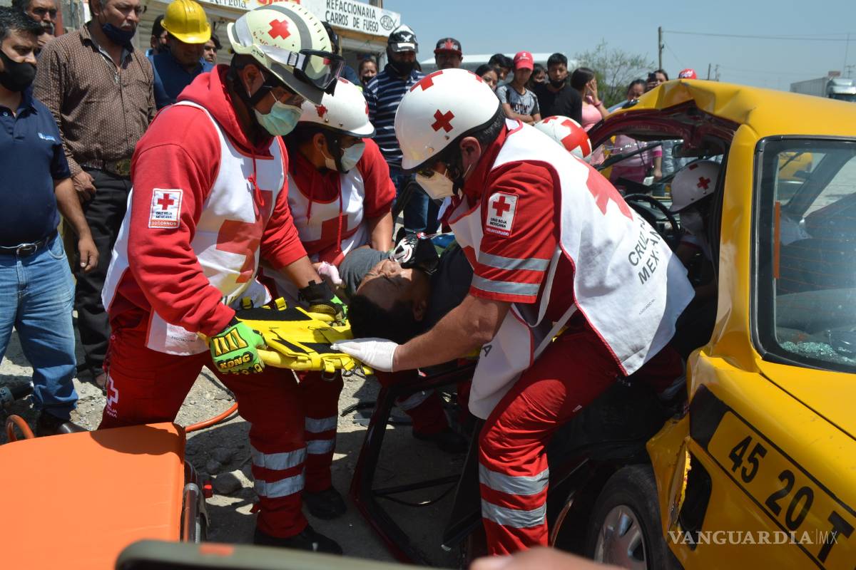 Se prensa taxista tras causar choque, conductor es víctima de su imprudencia