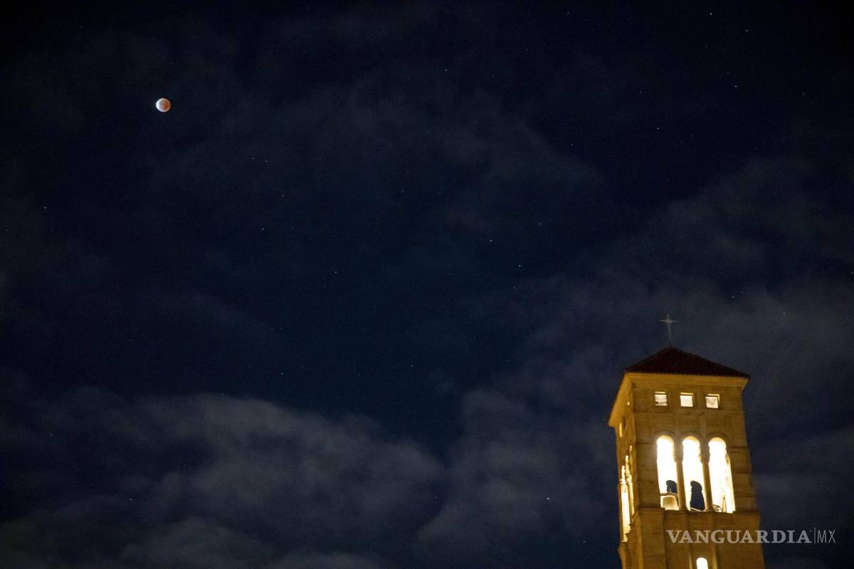 $!Una vista del eclipse lunar desde Cincinnati. El eclipse fue el más largo de este siglo y más largo que cualquier otro eclipse que se remonta a 580 años. AP/Albert Cesare /The Cincinnati Enquirer